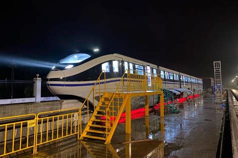 Primeiro Trem Da Linha Ouro Em Teste Finais Antes De Embarque Para O