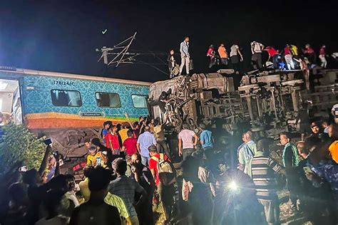 En Inde Une Collision De Trois Trains Fait Au Moins Morts Et Pr S