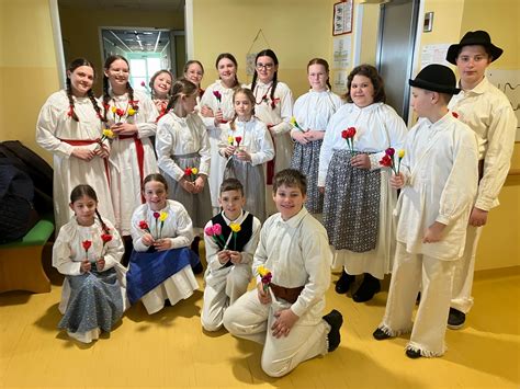 Nastop Starej E Otro Ke Folklorne Skupine O Metlika Osnovna Ola Metlika