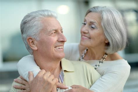 Retrato De Una Feliz Pareja De Ancianos Abraz Ndose Foto Premium