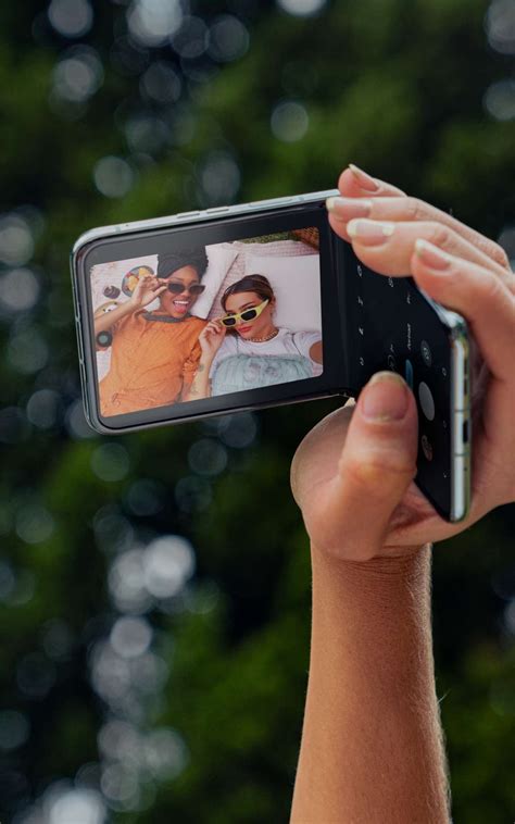 Buy the Motorola Razr 40 Ultra 5G Foldable Phone | Telstra
