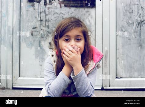 Kleines M Dchen Hand In Hand Vor Den Mund Stockfotografie Alamy