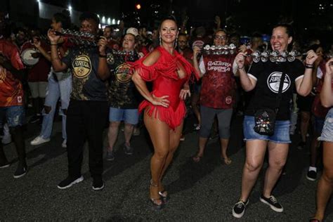 Viviane Araujo Cai No Samba Em Ensaio De Rua Da Salgueiro