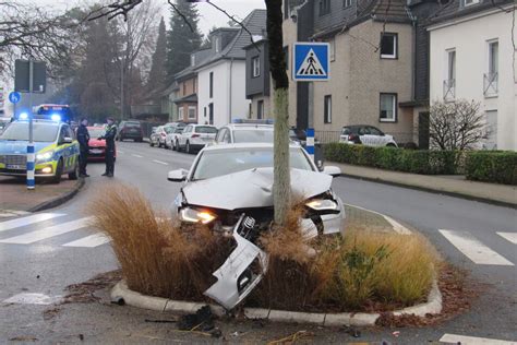 Suff Fahrer Kracht Mit Audi Gegen Baum In Mettmann Polizei Vereitelt