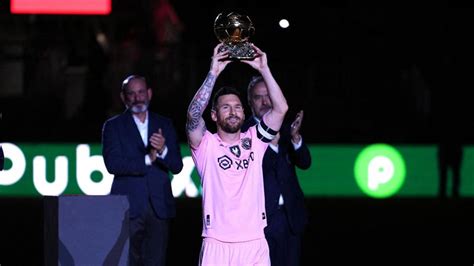 Messi muestra su octavo Balón de Oro en un partido amistoso de Inter