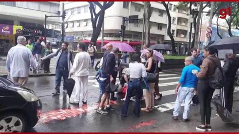 V Deo Moto Atropela Pedestre Na Avenida Rio Branco Em Juiz De Fora