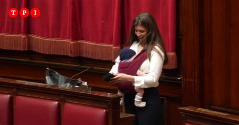 Camera Per La Prima Volta Una Deputata Allatta Un Neonato In Aula