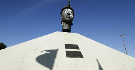 Monumentos e prédios públicos são depredados durante protestos Fotos