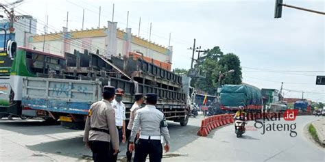 As Roda Truk Patah Akibatkan Macet Panjang Di Jalan Pantura Pati Juwana