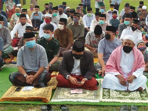 Bupati Kepulauan Selayar Bersama Warga Shalat Idul Adha Di Lapangan