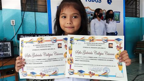 Entrega De Diplomas A Alumnas Ganadoras Del Concurso De Dibujo