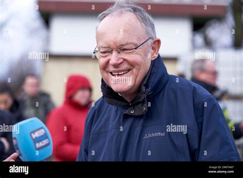 Stephan Weil Ministerpr Sident Beim Besuch Des Kl Rwerks Wunstorf Nach