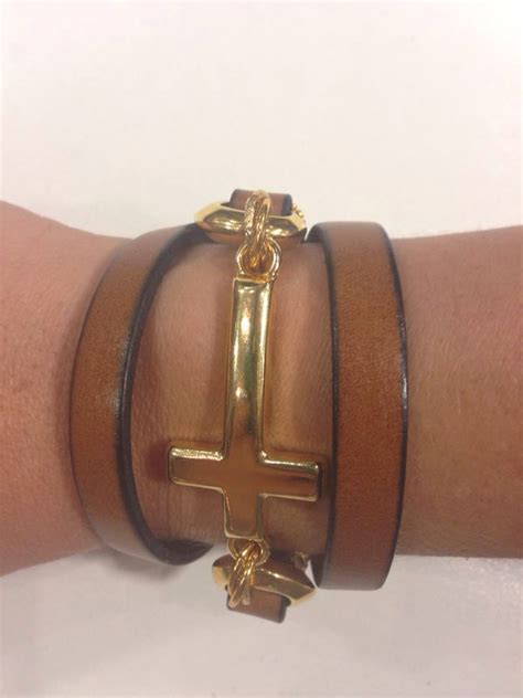 Pulsera brazalete de cuero español plano dije y piezas de Zamak