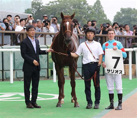 ＜東京5r新馬戦＞レースを制したサリオスと騎乗したダミアン・レーン（右端）、管理する堀宣行師（左端）（撮影・郡司 修） ― スポニチ