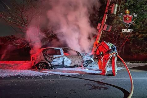 V Deo Carro Tem Perda Total Ap S Bater Em Poste E Pegar Fogo Metr Poles