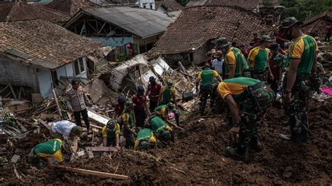 Death Toll From Indonesia Earthquake Rises to 310 - The New York Times