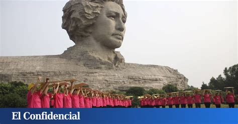 Las Estatuas Gigantes De China