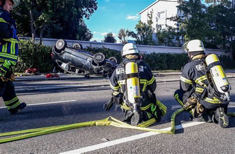 Auto überschlägt sich drei Verletzte