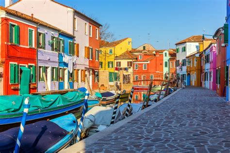 Calle Con Los Edificios Coloridos En La Isla De Burano Venecia Italia