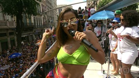 Anitta Arrasta Milhares De Foli Es No Bloco Das Poderosas Rj G