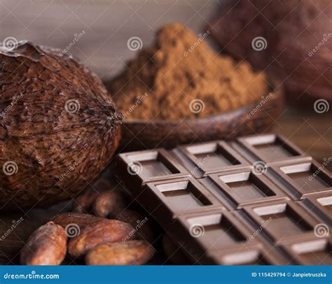 Cosse De Cacao Et Fond De Dessert De Barre Et De Nourriture De Chocolat