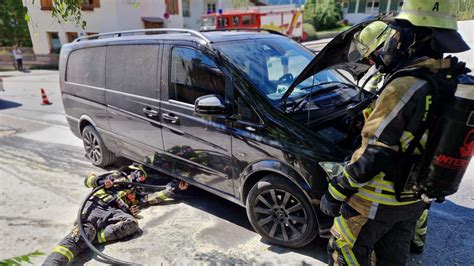 Tegernsee Mercedes fängt während Fahrt Feuer Passanten helfen