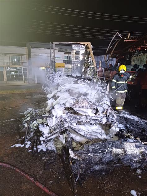 Incêndio destrói caminhões em Chapecó Roberto Lorenzon