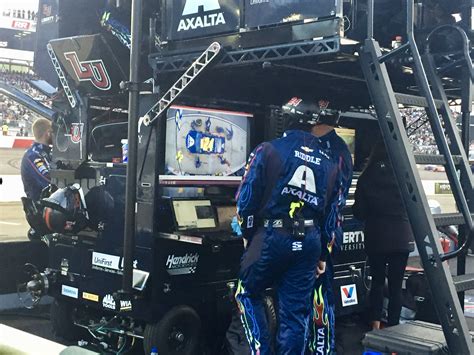 how much does a nascar pit crew member earn 4