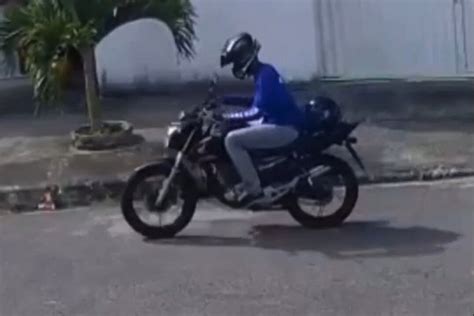 Pol Cia Divulga V Deo De Motociclista Assaltando Mulher No Barro Duro