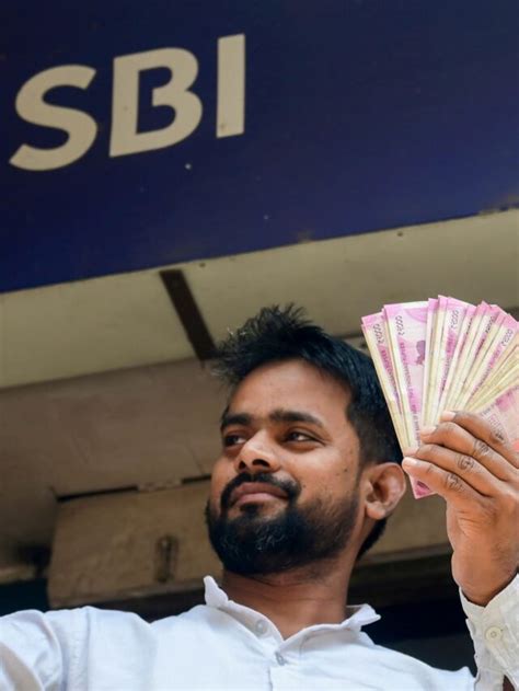 Rbi S Withdrawal Of Rs Notes Spark Gold Rush Amid Vendor Woes