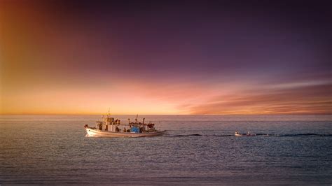 Boat Sailing on Body of Water · Free Stock Photo