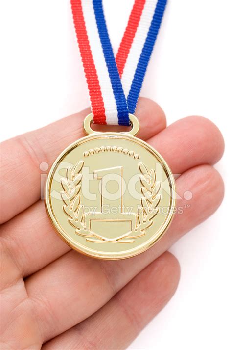 Foto De Stock M O Segurando Uma Medalha De Ouro Fita Royalty Free