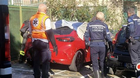 Cane Chiuso In Auto Da Ore Con I Finestrini Chiusi Salvato Dai Vigili