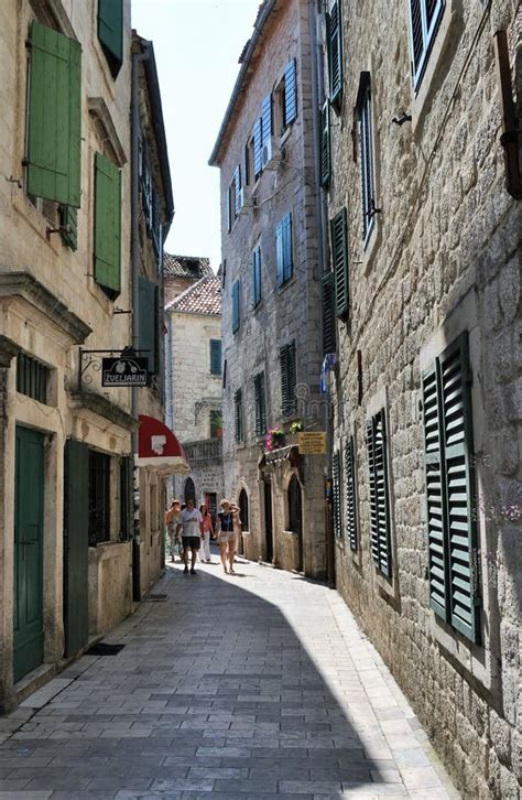 El Sol En Una Calle Estrecha De La Ciudad Vieja De Dubrovnik Foto De