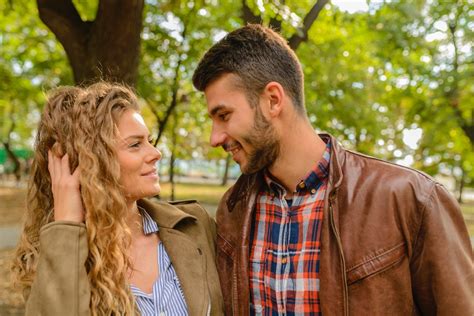 Significados Cuando Un Hombre Te Mira A Los Ojos Y Sonr E Amate Y Ama