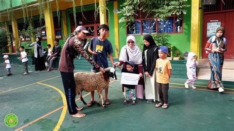 Tradisi Penyembelihan Hewan Qurban Di Sekolah Siswa Sit Al Ishmah Tk