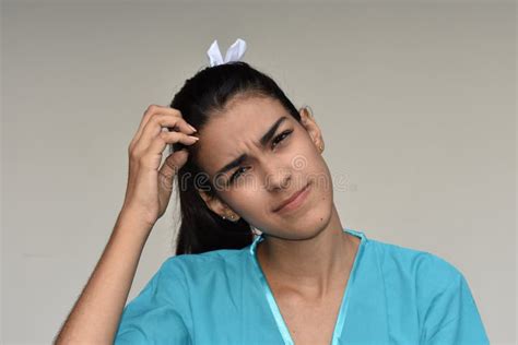 Enfermera De Sexo Femenino Confusa De Latina Imagen de archivo Imagen de médico medicina