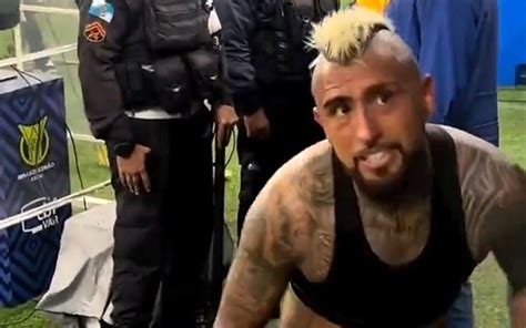 Vidal tira a roupa e presenteia torcedor item inusitado após