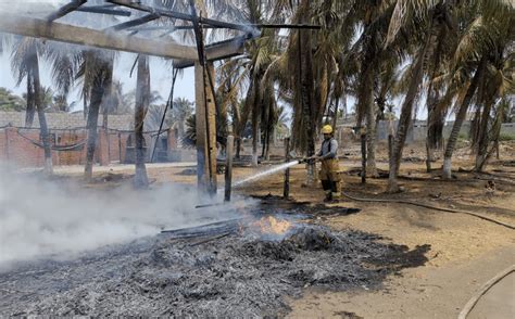 PC Sofoca Incendio De Palapa En Playa San Benito De Tapachula El