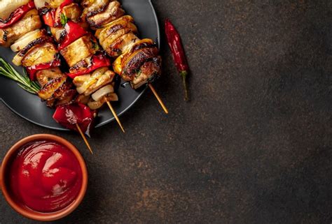 Brochetas De Carne Con Verduras A La Parrilla En Un Plato Sobre Un