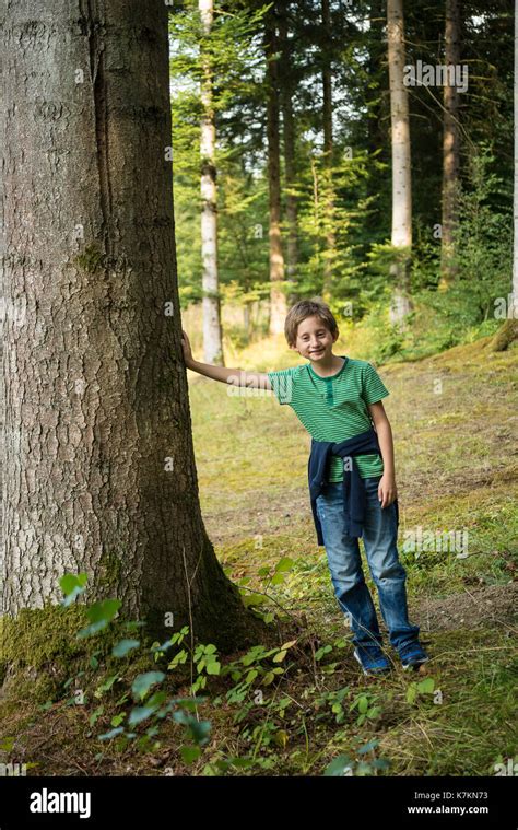 Boy Leaning Against Tree Hi Res Stock Photography And Images Alamy