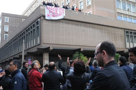 Tensione all Università protestano gli addetti alle pulizie la Repubblica