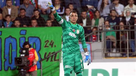 Galatasaray da Muslera gelişmesi Yönetim harekete geçti