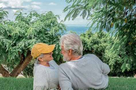 Retrato De Um Belo Casal S Nior Caucasiano Deitado No Prado Do Parque