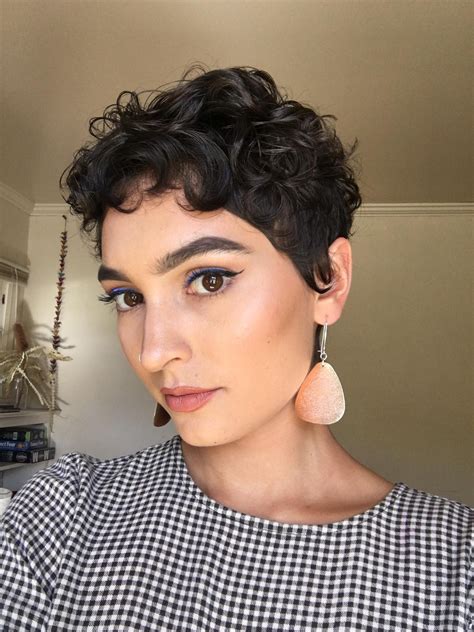 21 Curly Pixie Cuts You Need To Try In 2022 Short Curly Haircut Ideas