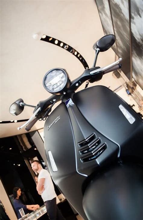 Legenden Vespa 946 Emporio Armani