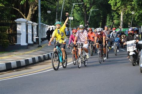 Hari Batik Nasional Ratusan Pesepeda Di Bogor Lega Akhirnya Bisa Gowes