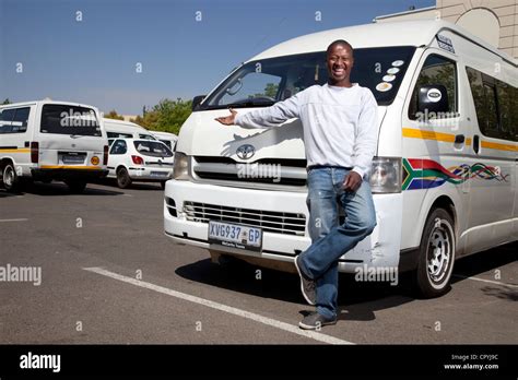 Taxi Driver Está Delante De Su Taxi Sonriendo A La Cámara Fotografía De Stock Alamy