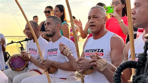 Roda De Capoeira Em Comemora O Anos Do Grupo Muzenza Org Mestre