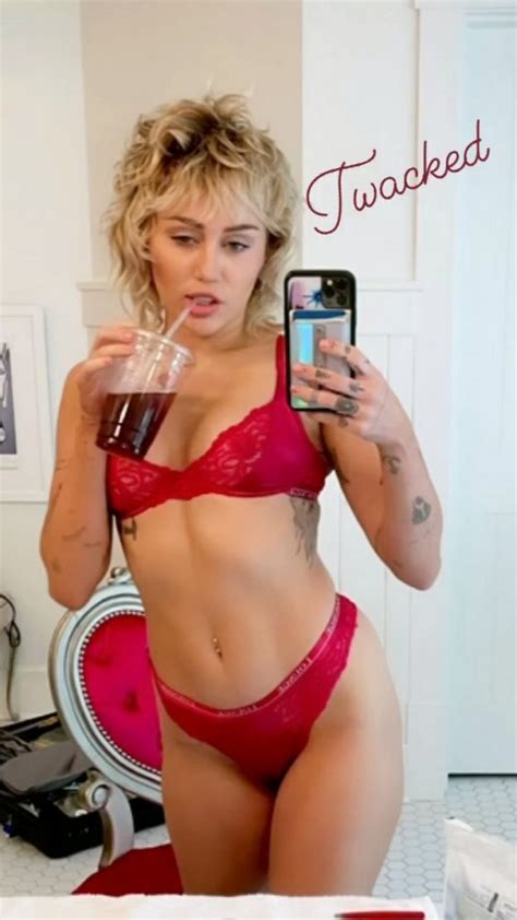 Miley Cyrus In An Outrageous Outfit Of Pink Feathers 5 Photos The Fappening